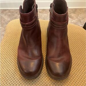 Clarks size 7 W. Rich brown leather, work only twice!